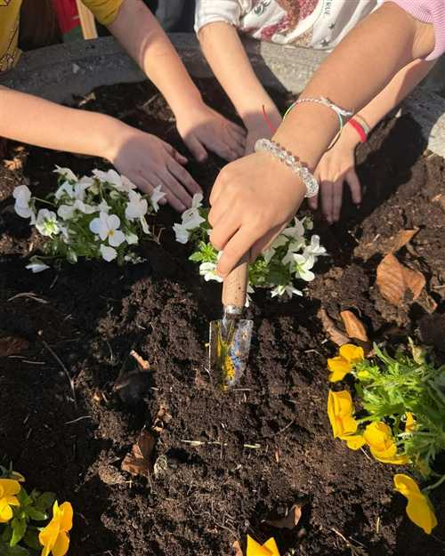I BAMBINI DELLA PRIMARIA CON IL “POLLICE VERDE”