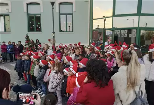La SCUOLA PRIMARIA SI PREPARA AL NATALE CON UN MERCATINO SPECIALE