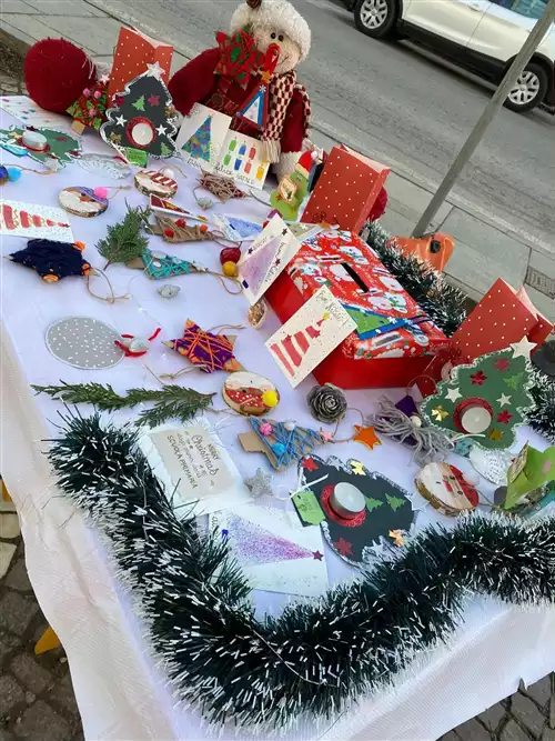 La SCUOLA PRIMARIA SI PREPARA AL NATALE CON UN MERCATINO SPECIALE
