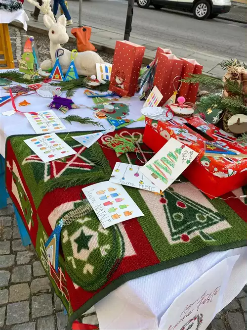 La SCUOLA PRIMARIA SI PREPARA AL NATALE CON UN MERCATINO SPECIALE